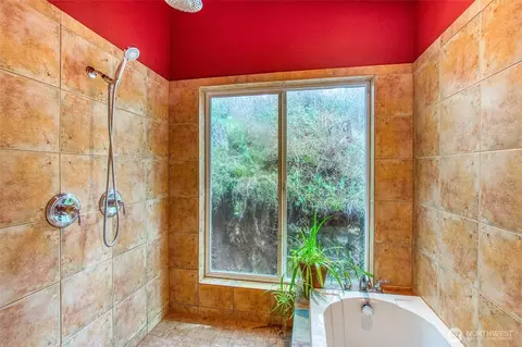 Bath - 239 Bromley Dr, Eastsound, WA 98245 photo 2 of 2