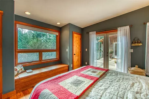Bedroom - 239 Bromley Dr, Eastsound, WA 98245 photo 3 of 4