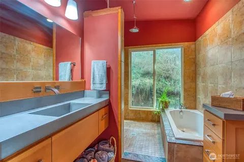 Bath - 239 Bromley Dr, Eastsound, WA 98245 photo 1 of 2