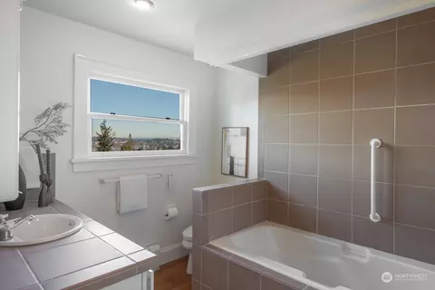 2214 E Crescent Dr, Seattle, WA 98112 photo 19
