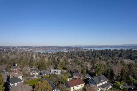 2214 E Crescent Dr, Seattle, WA 98112 photo 30