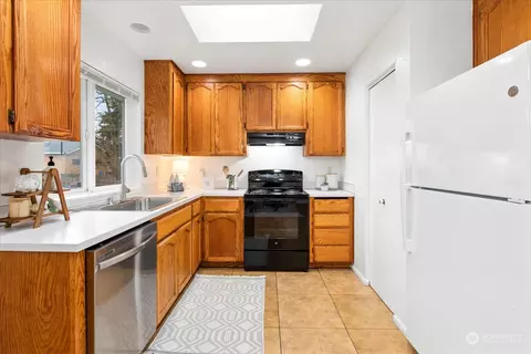 Kitchen - 1323 E Casino Rd, Everett, WA 98203 photo 2 of 3