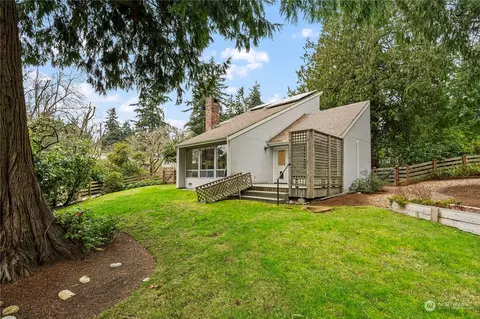 495 Robinwood Dr NE, Bainbridge Island, WA 98110