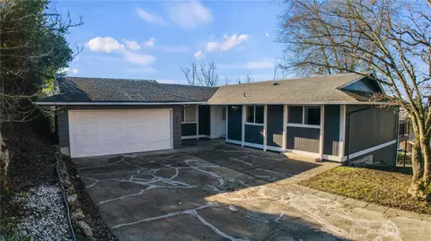 921 Valley Pl, Kent, WA 98031