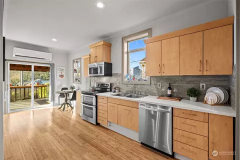 5425 25th Ave SW, Seattle, WA 98106 photo 2