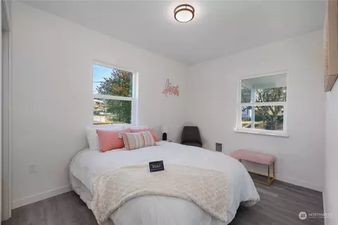 Bedroom - 120 E Young St, Elma, WA 98541 photo 4 of 5
