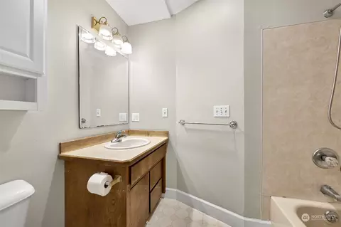 Bath - 122 Aspen Dr, Everson, WA 98247 photo 1 of 2