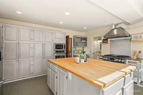 Kitchen - 307 36th Ave E, Seattle, WA 98112 photo 3 of 4