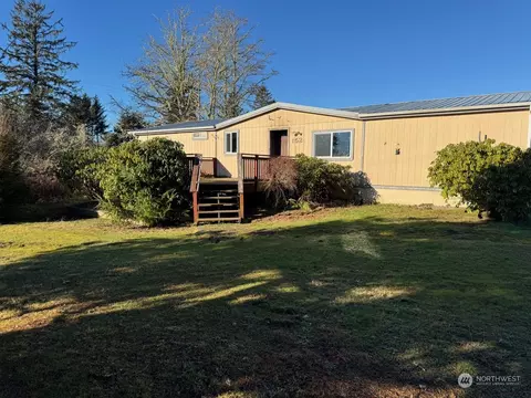 152 E Woodhill Ave, Westport, WA 98595