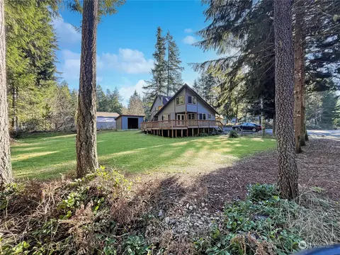 390 N Chinook Dr, Hoodsport, WA 98548