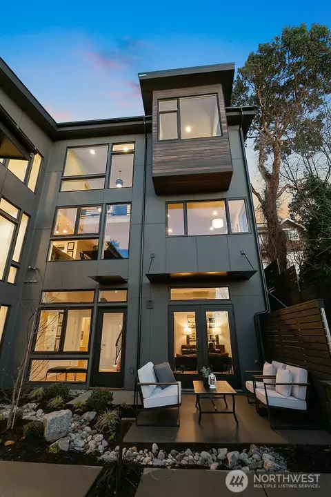 3042 31st Ave W, Seattle, WA 98199