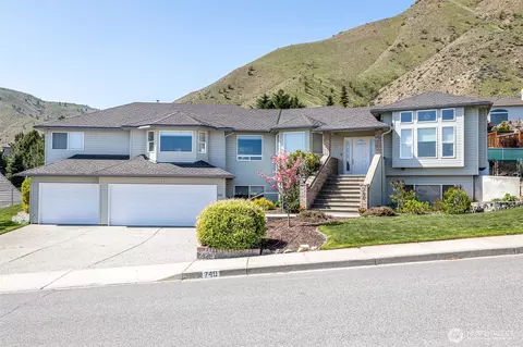 740 Castle Heights Dr, Wenatchee, WA 98801
