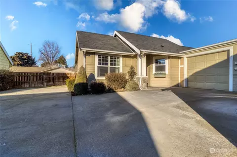 871 SE Larkspur Pl, College Place, WA 99324