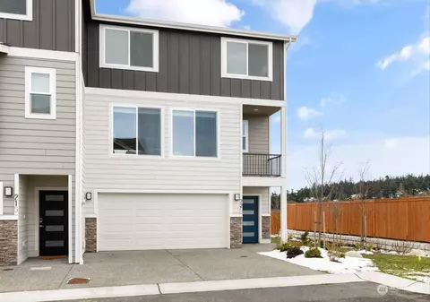 225 SW 4th Ln, Oak Harbor, WA 98277