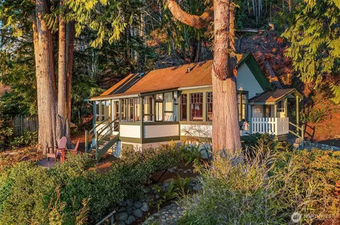 25826 Bates Walk, Vashon, WA 98070