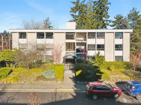 9902 NE 4th St #5, Bellevue, WA 98004