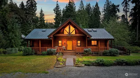 8327 Skinner Rd, Granite Falls, WA 98252
