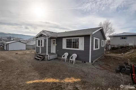 104 W Kelso Ave, Electric City, WA 99123