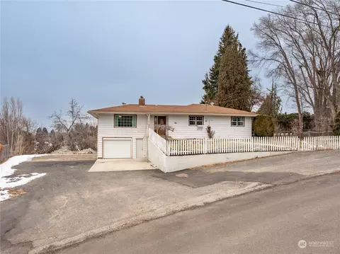 1753 Gary St NE, East Wenatchee, WA 98802