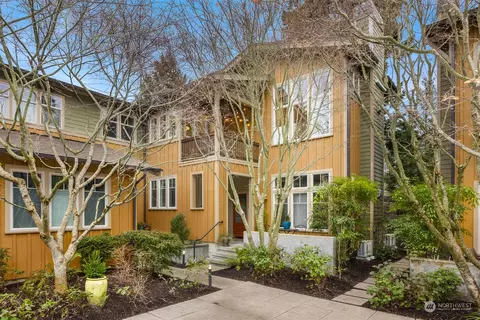 828 Madison Ave N #4, Bainbridge Island, WA 98110