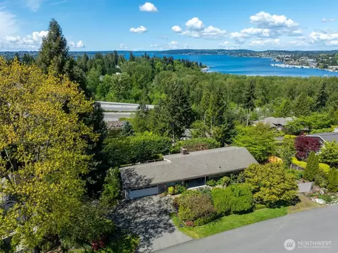 9650 NE 34th St, Clyde Hill, WA 98004