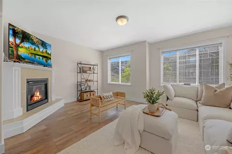 Living - 3035 Belmonte Ln, Everett, WA 98201 photo 1 of 3