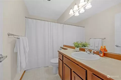 Bath - 3035 Belmonte Ln, Everett, WA 98201 photo 4 of 4