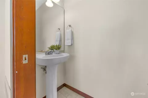 Bath - 3035 Belmonte Ln, Everett, WA 98201 photo 1 of 4