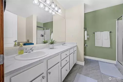 Bath - 3035 Belmonte Ln, Everett, WA 98201 photo 2 of 4