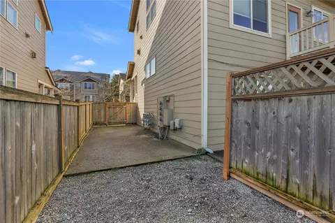 Exterior - 3035 Belmonte Ln, Everett, WA 98201 photo 6 of 8
