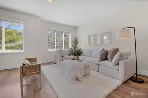 Living - 3035 Belmonte Ln, Everett, WA 98201 photo 2 of 3