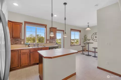 Kitchen - 3035 Belmonte Ln, Everett, WA 98201 photo 4 of 5