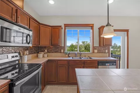 Kitchen - 3035 Belmonte Ln, Everett, WA 98201 photo 2 of 5
