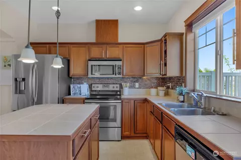 Kitchen - 3035 Belmonte Ln, Everett, WA 98201 photo 3 of 5