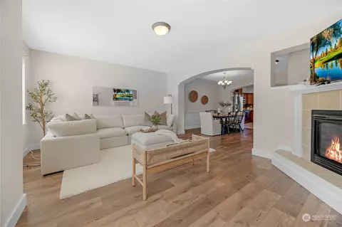 Living - 3035 Belmonte Ln, Everett, WA 98201 photo 3 of 3
