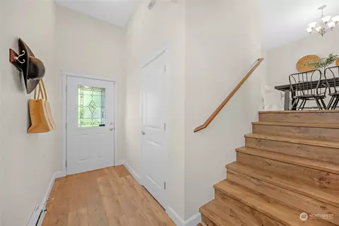 Entry Way - 3035 Belmonte Ln, Everett, WA 98201 photo 1 of 2