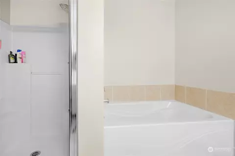 Bath - 3035 Belmonte Ln, Everett, WA 98201 photo 3 of 4
