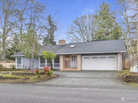 8208 Sapphire Dr SW, Lakewood, WA 98498