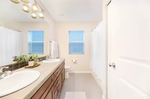 Bath - 4416 31st Ave SE, Everett, WA 98203 photo 3 of 3
