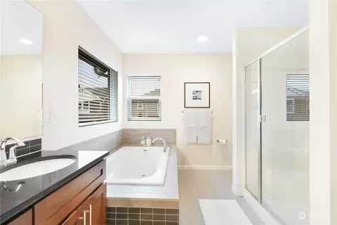 Bath - 4416 31st Ave SE, Everett, WA 98203 photo 2 of 3