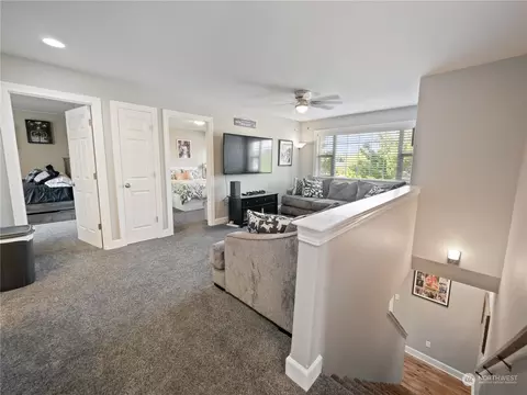 Living - 1876 Shanon Ln, Enumclaw, WA 98022 photo 3 of 4