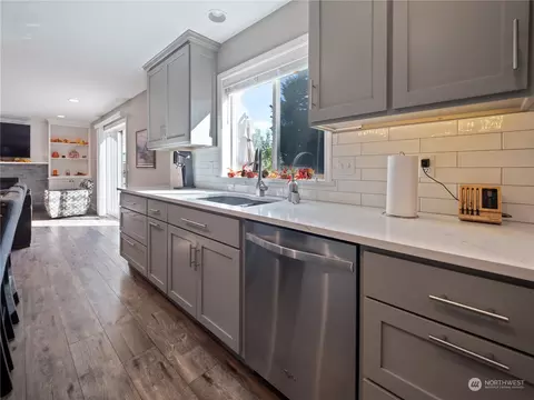 Kitchen - 1876 Shanon Ln, Enumclaw, WA 98022 photo 5 of 6