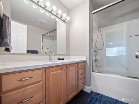Bath - 1876 Shanon Ln, Enumclaw, WA 98022 photo 2 of 4