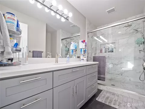 Bath - 1876 Shanon Ln, Enumclaw, WA 98022 photo 3 of 4