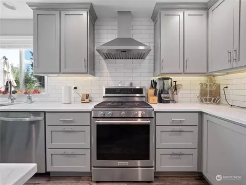 Kitchen - 1876 Shanon Ln, Enumclaw, WA 98022 photo 4 of 6