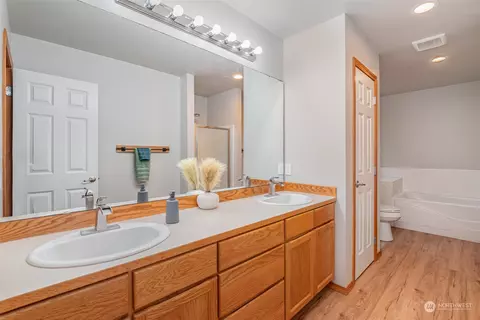 Bath - 2909 96th Pl SE, Everett, WA 98208 photo 2 of 3