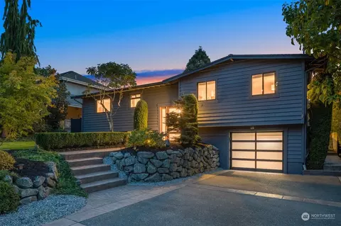 535 16th Ave W, Kirkland, WA 98033