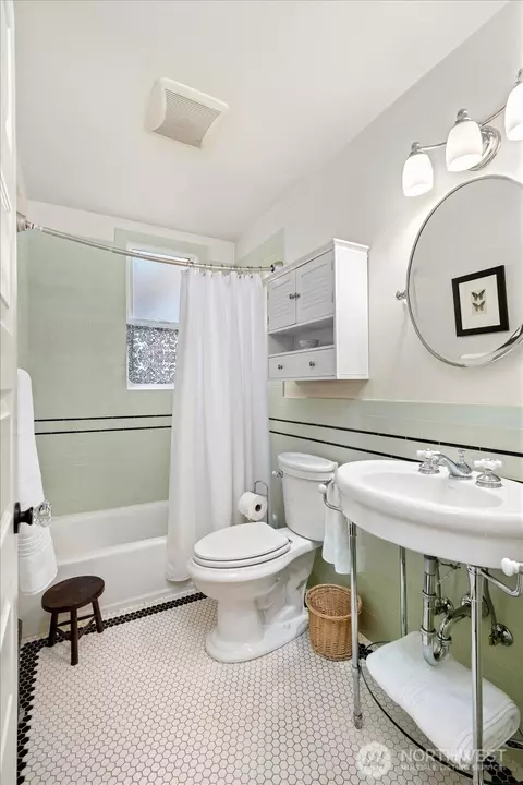 Bath - 521 16th Ave E #3, Seattle, WA 98112 photo 1 of 1
