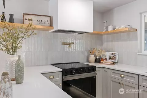 Kitchen - 1335 E Maple St, Kent, WA 98030 photo 3 of 5