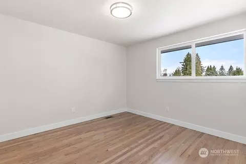 Bedroom - 1335 E Maple St, Kent, WA 98030 photo 3 of 5